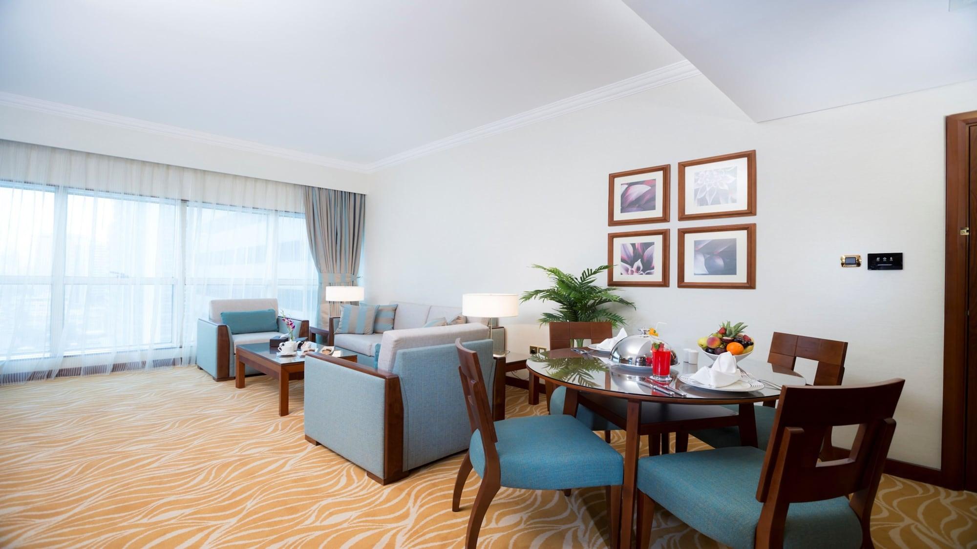 Grand Mercure Majlis Residences Abu Zabi Zewnętrze zdjęcie A living room in a suite at the Jumeirah Beach Hotel