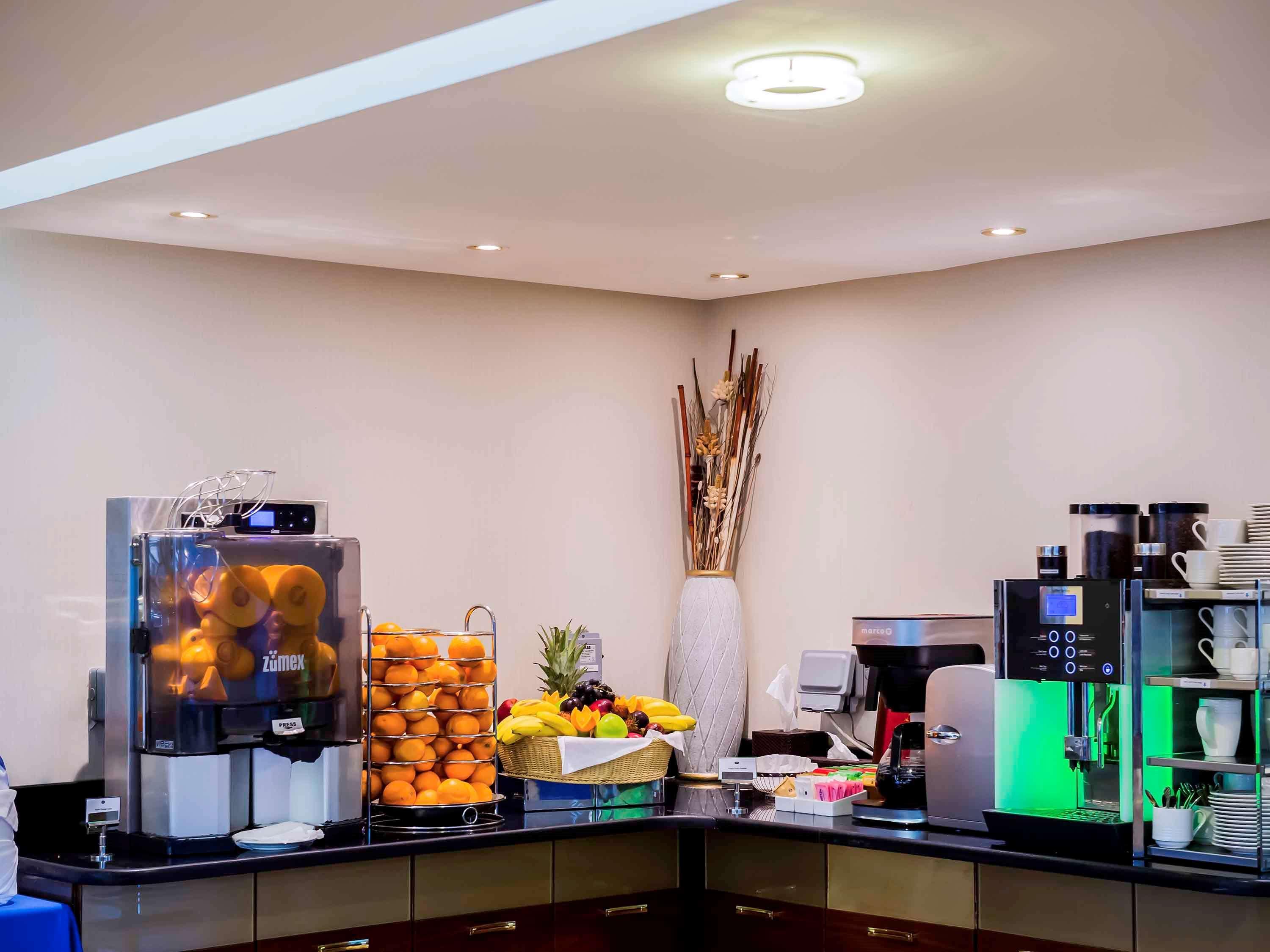 Grand Mercure Majlis Residences Abu Zabi Zewnętrze zdjęcie A coffee bar in a hotel