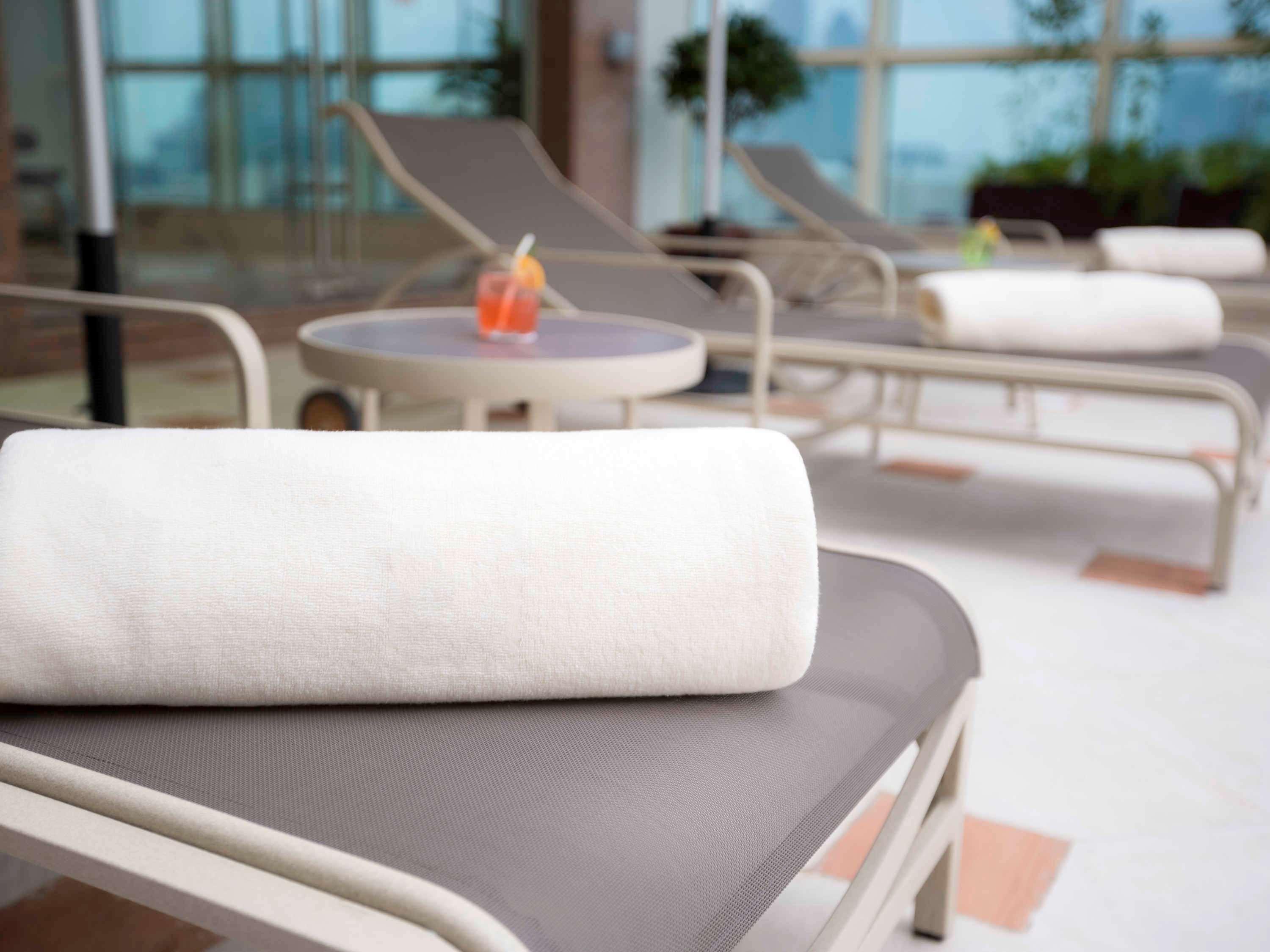 Grand Mercure Majlis Residences Abu Zabi Zewnętrze zdjęcie A rolled towel on a lounge chair
