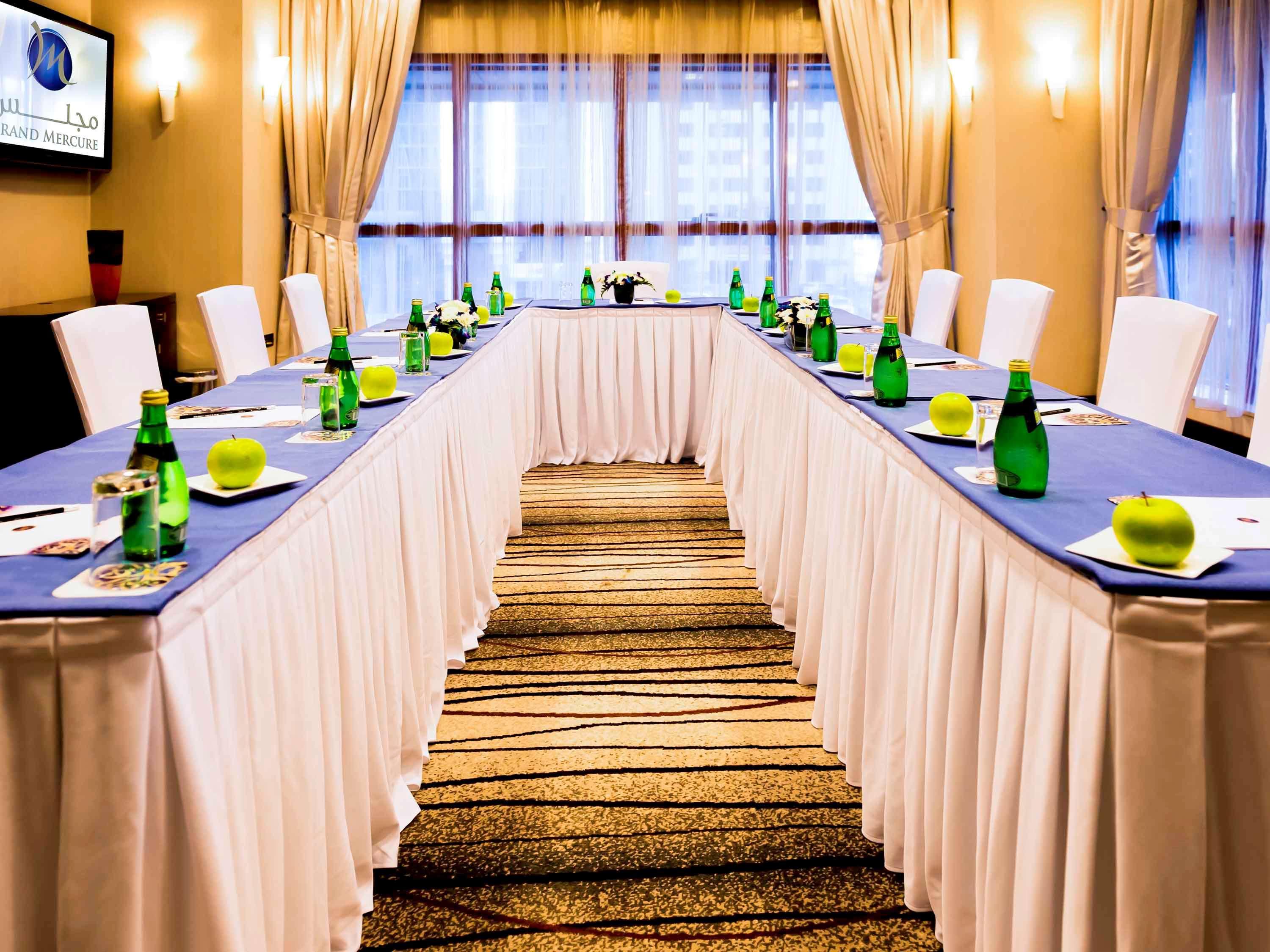 Grand Mercure Majlis Residences Abu Zabi Zewnętrze zdjęcie Meeting room at the hotel