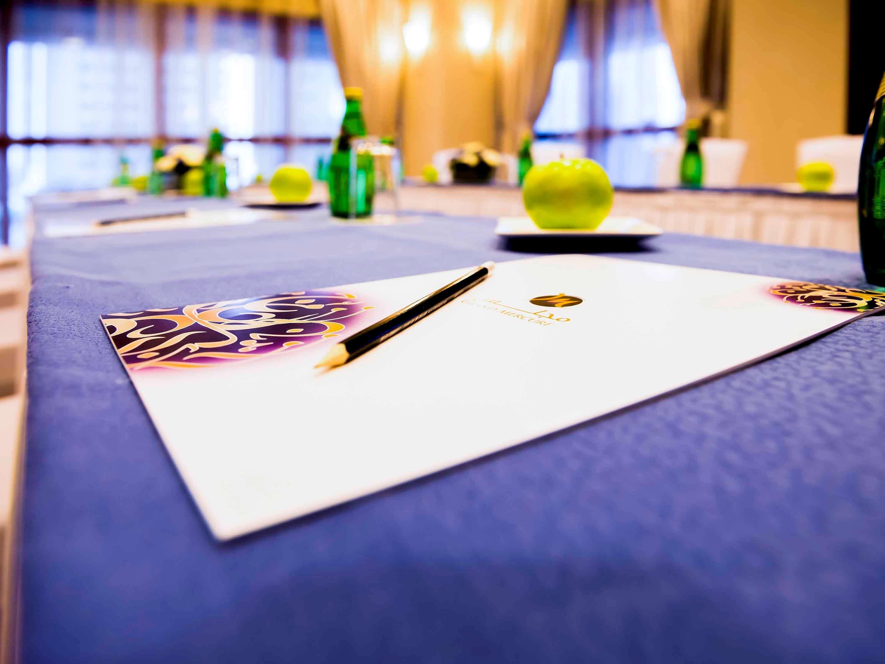 Grand Mercure Majlis Residences Abu Zabi Zewnętrze zdjęcie A pen and a notepad on a table