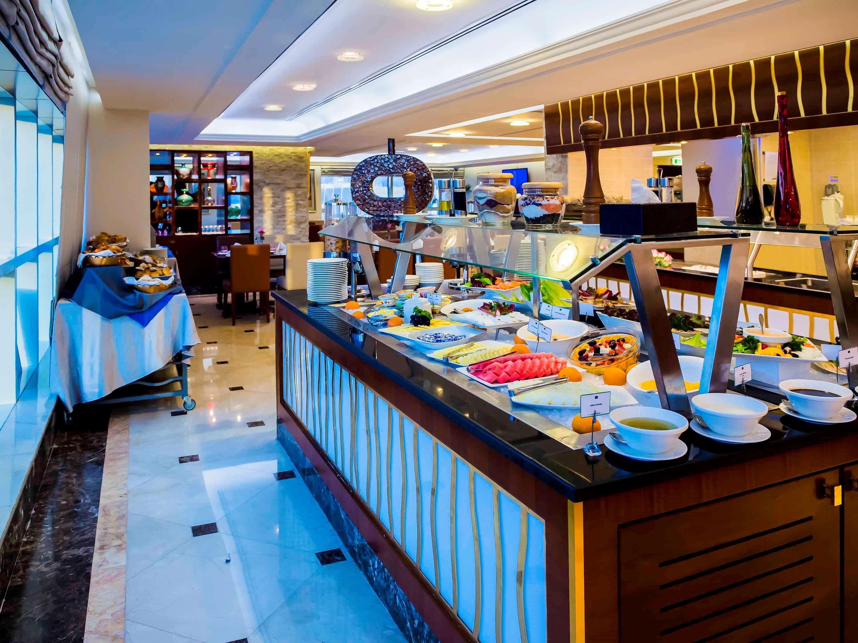 Grand Mercure Majlis Residences Abu Zabi Zewnętrze zdjęcie A buffet at a hotel