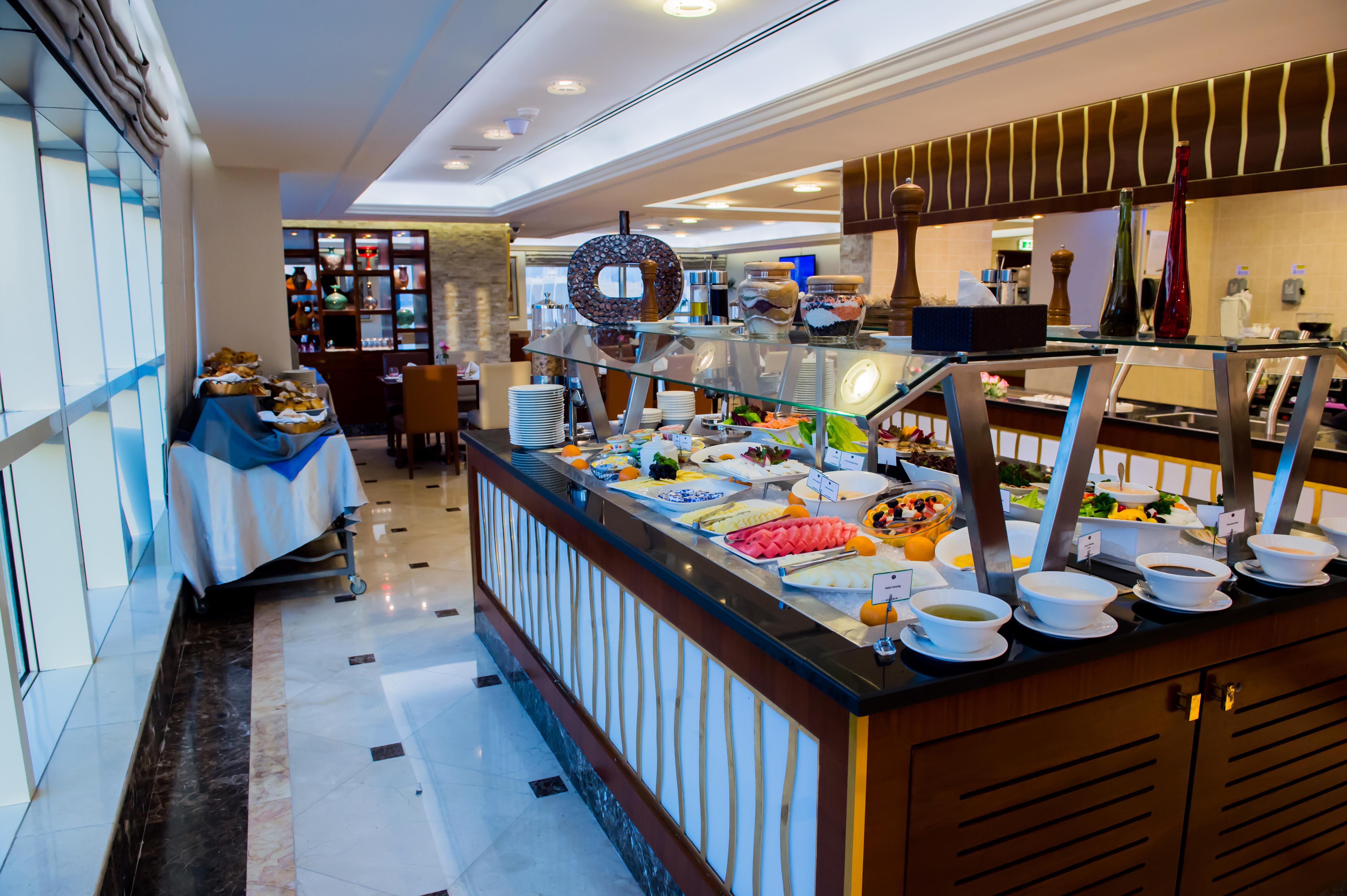 Grand Mercure Majlis Residences Abu Zabi Zewnętrze zdjęcie The buffet at the hotel