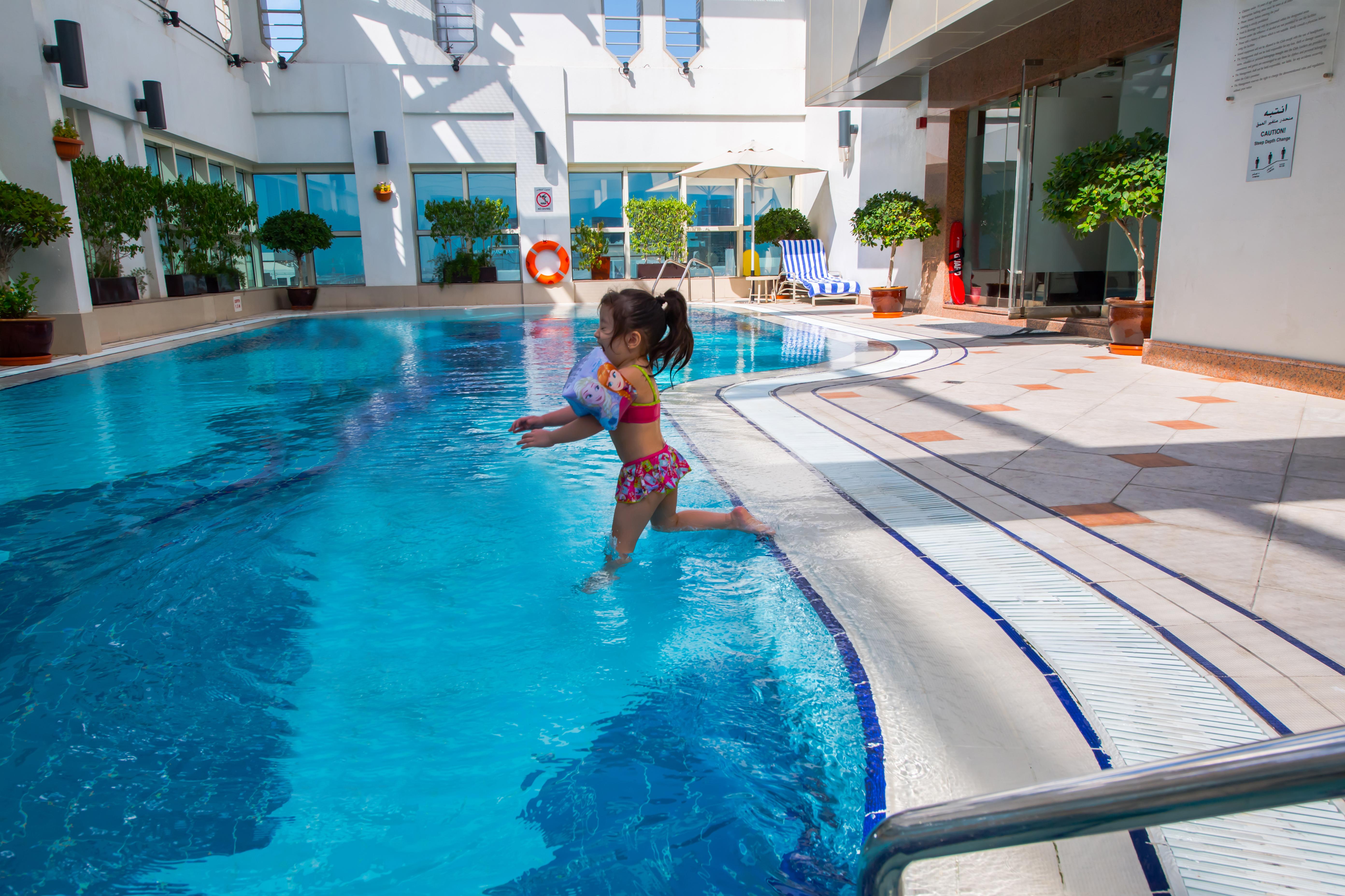 Grand Mercure Majlis Residences Abu Zabi Zewnętrze zdjęcie Swimming pool at the hotel