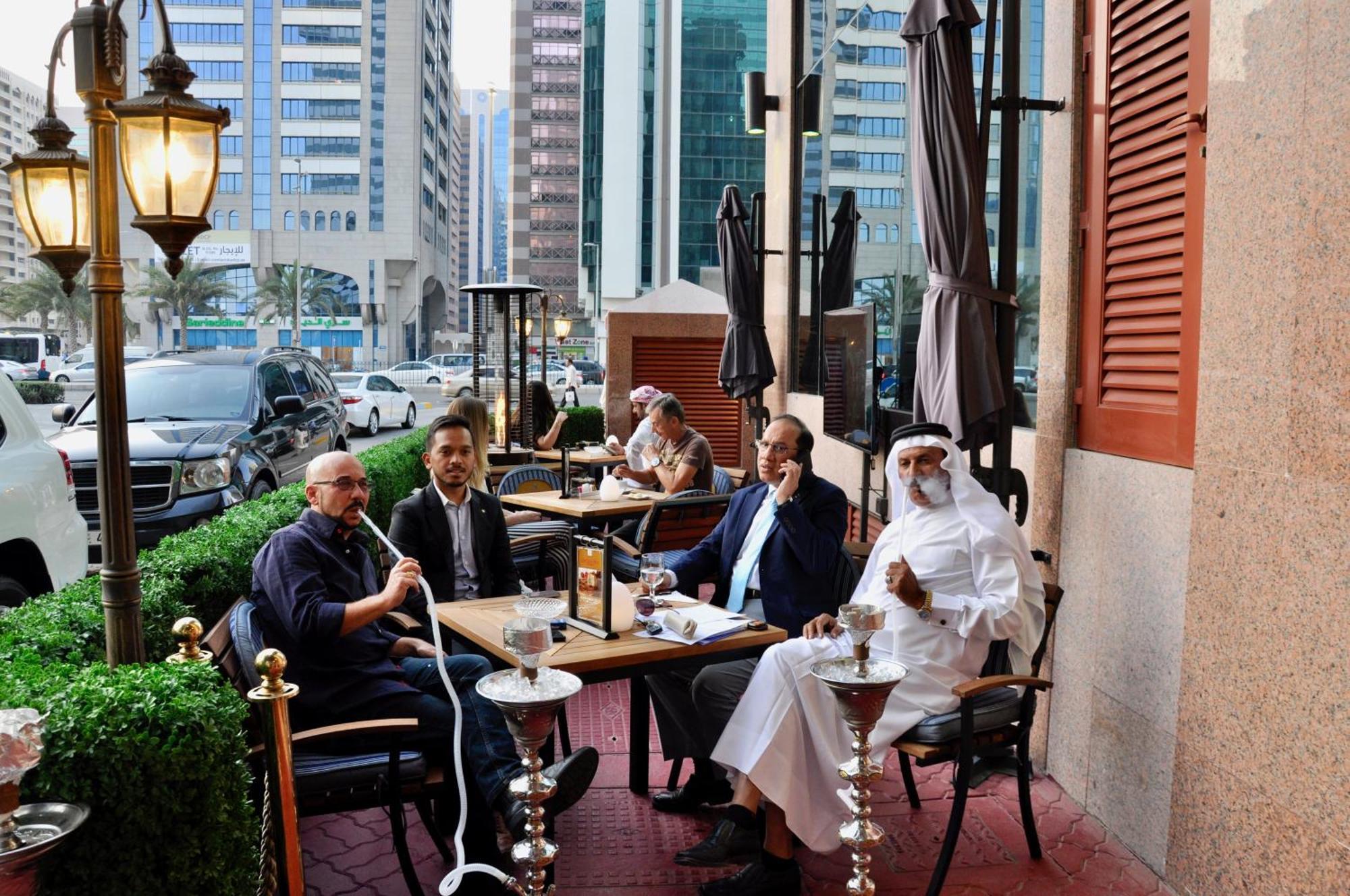 Grand Mercure Majlis Residences Abu Zabi Zewnętrze zdjęcie A coffeehouse in Dubai