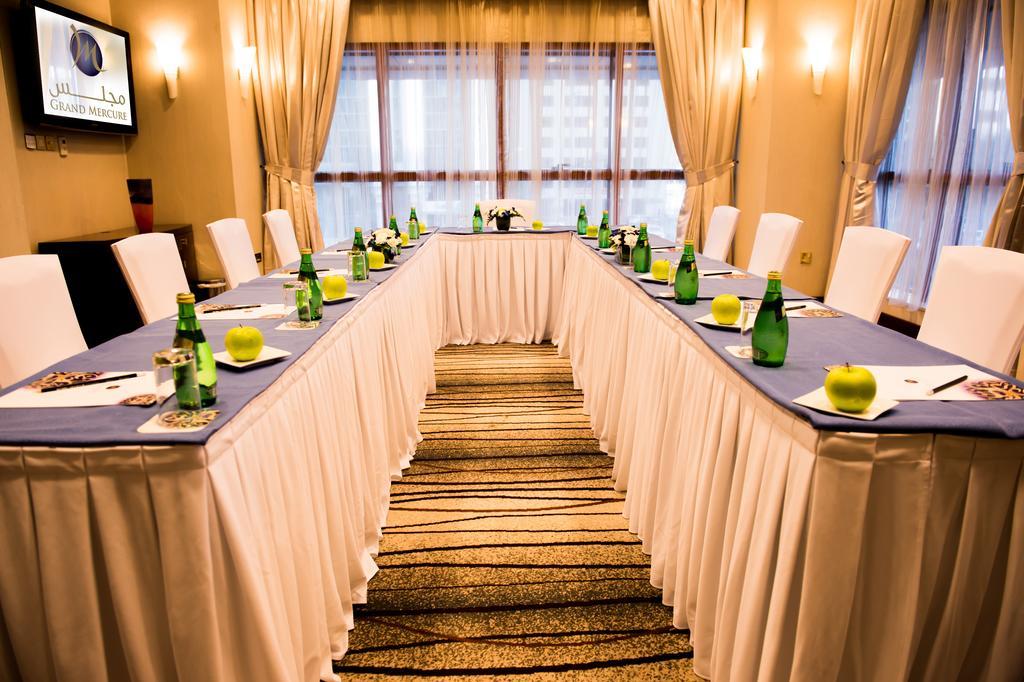 Grand Mercure Majlis Residences Abu Zabi Zewnętrze zdjęcie A meeting room at the hotel