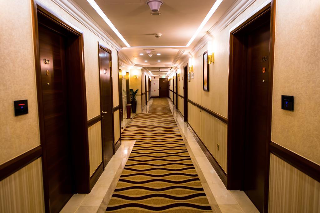 Grand Mercure Majlis Residences Abu Zabi Zewnętrze zdjęcie A corridor in a hotel