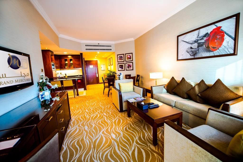 Grand Mercure Majlis Residences Abu Zabi Zewnętrze zdjęcie Suite at the hotel
