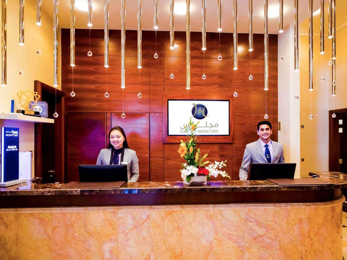 Grand Mercure Majlis Residences Abu Zabi Zewnętrze zdjęcie Reception desk at a hotel