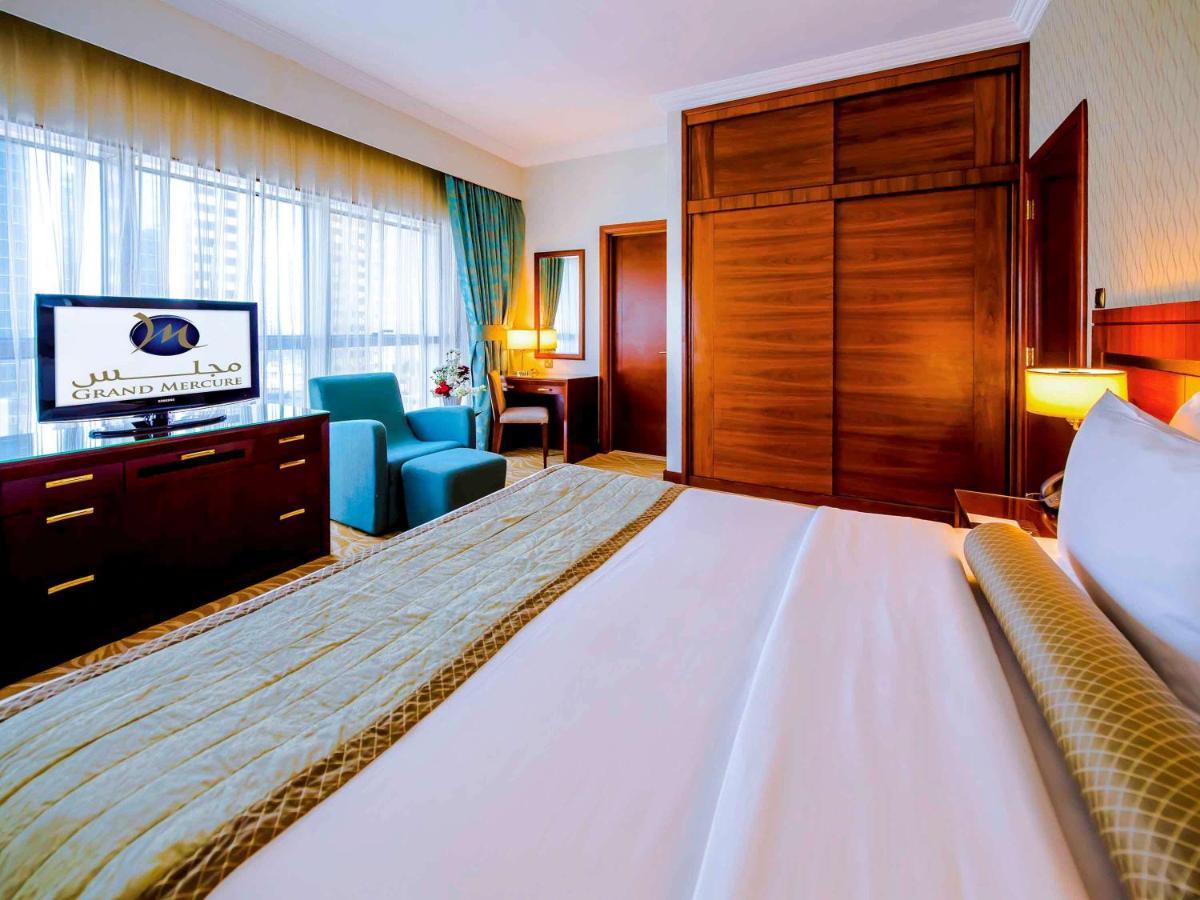 Grand Mercure Majlis Residences Abu Zabi Zewnętrze zdjęcie A bedroom at the hotel